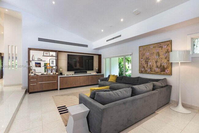 Building Photo - 5780 Las Palmas Dr