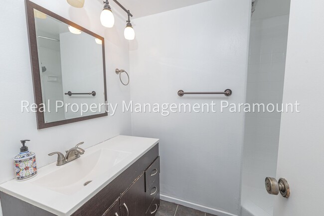 Building Photo - Don't miss out! 2 Bed 2 bath ready to go!