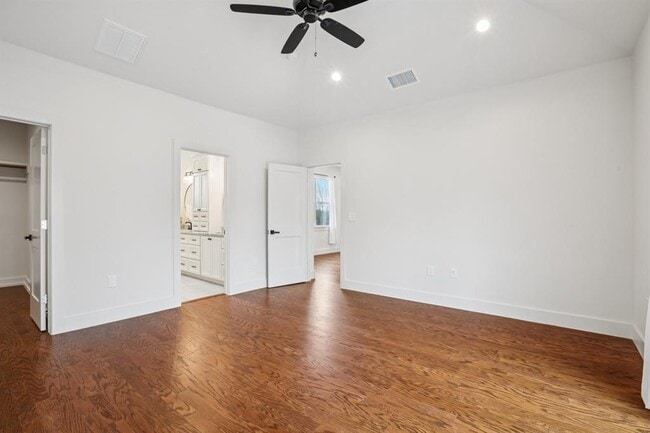 Building Photo - 6902 Northeast Dr