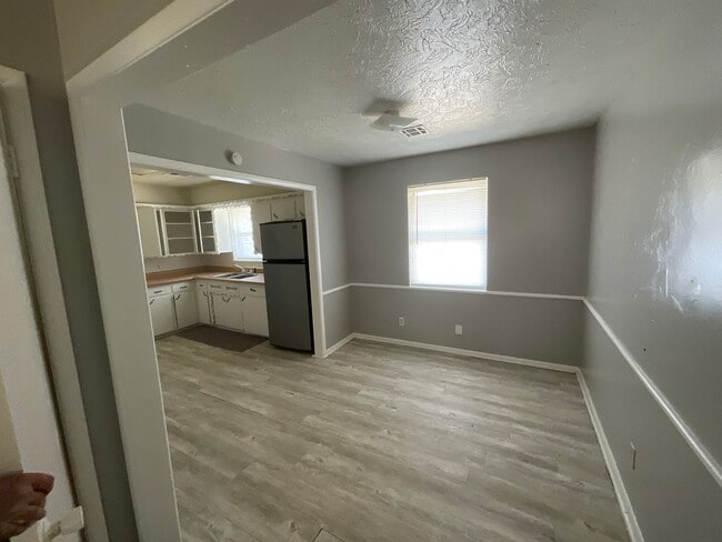 Building Photo - 3 Bed, 2 Bath, 1 Car Garage