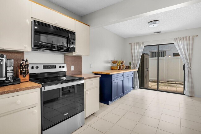 Building Photo - 7515 San Mateo Dr E