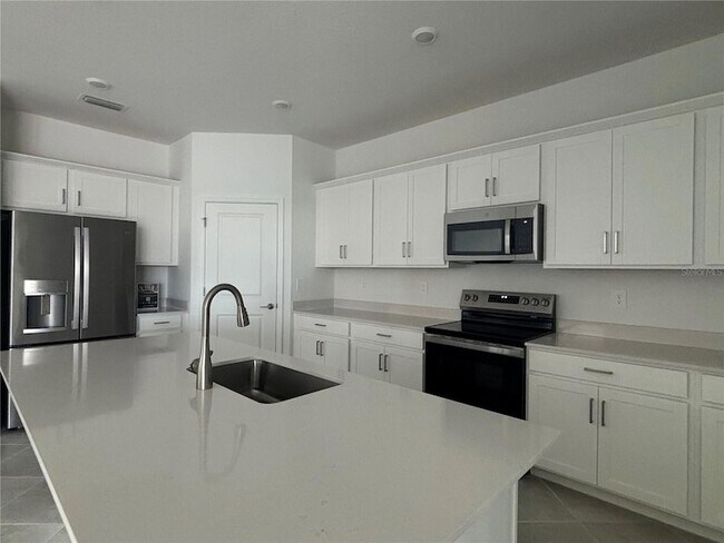 Building Photo - 7869 Lakes Edge Ln