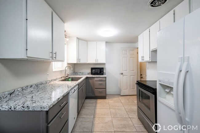 Building Photo - Stunning Single Family Home In Excellent L...
