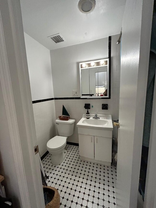 Building Photo - 1 bedroom in New York NY 10028