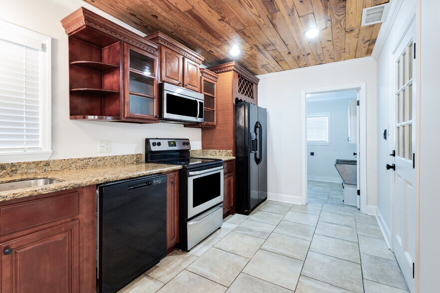 Building Photo - 221 Woodvale Ave