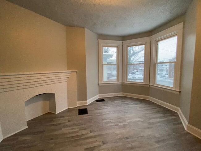 Building Photo - CENTRALLY LOCATED 6 BEDROOM 2 BATH OVER 2200 SQ FT!