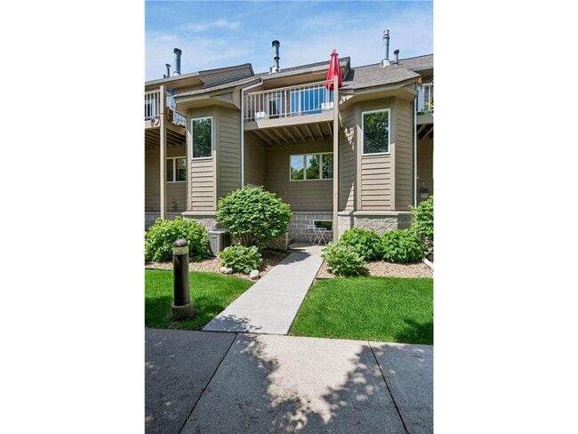 Building Photo - 2831 Kenwood Isles Dr