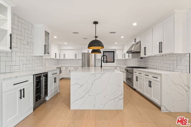 Building Photo - 15655 Castlewoods Dr