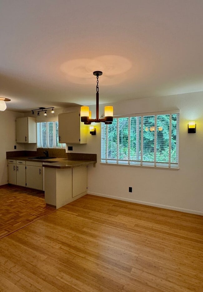 Building Photo - Winslow mid-century rambler....refreshed and ready to call home