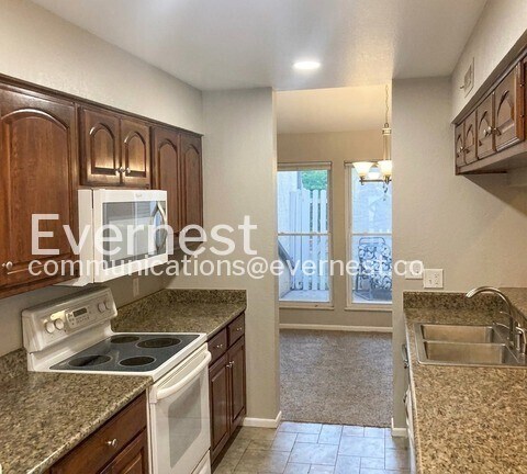 Building Photo - 2 Bed/2.5 Bath Town Home with Garage / Available Soon!