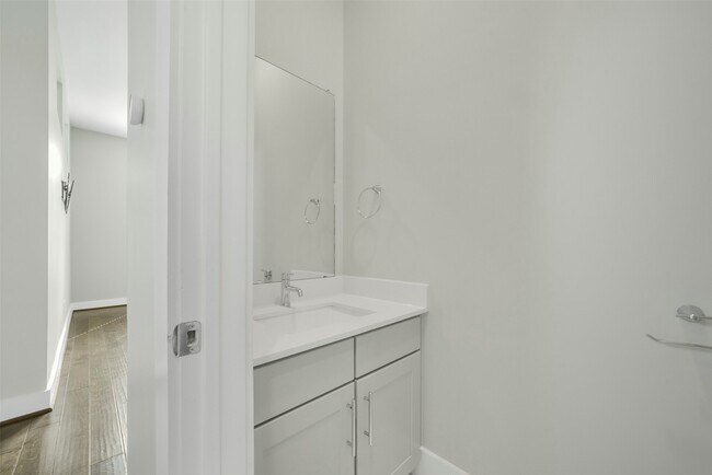 Building Photo - 720 W Donovan St