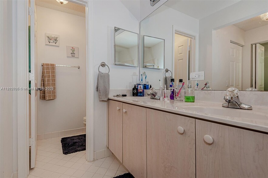 Building Photo - 1641 Zenith Way
