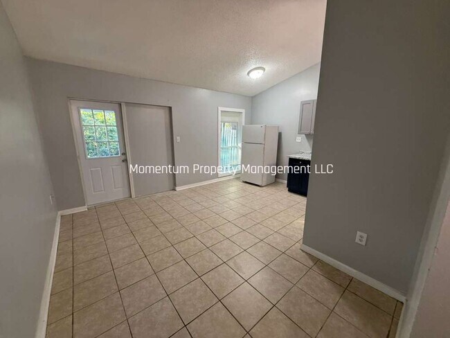 Building Photo - REMODELED 1/1 IN TAMPA! AVAILABLE FOR IMMEDIATE MOVE IN!!
