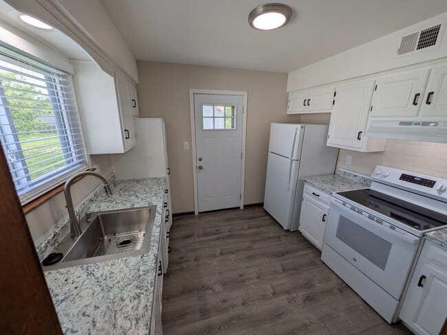 Building Photo - 22 NW Lakeview Blvd