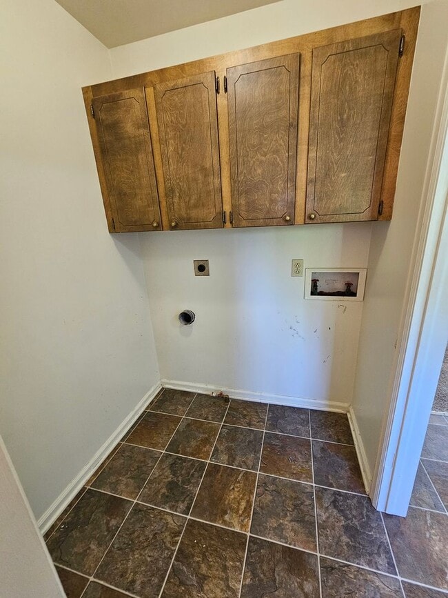 Building Photo - Two Bedroom Duplex Near BG High School