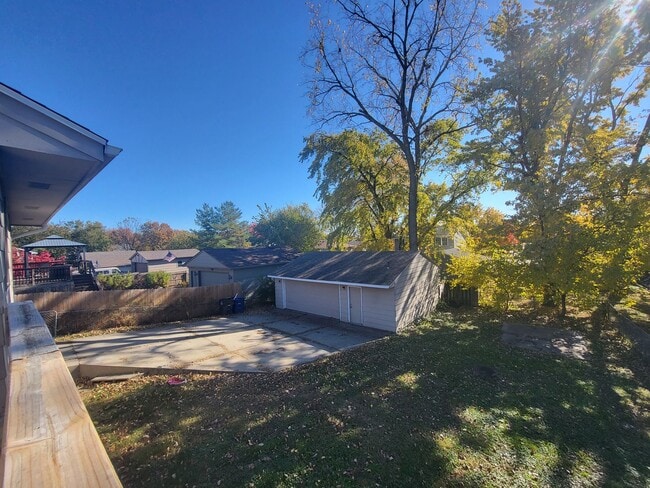 Building Photo - 4 Bedroom split-level home with garage!