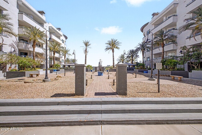 Building Photo - 945 E Playa Del Norte Dr