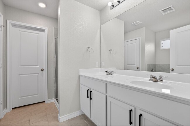Building Photo - Spacious 5BR Home with Game Room, First-Floor Primary Suite & Appliances Included