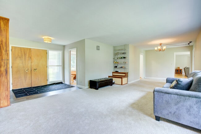 Building Photo - 24W360 Hemlock Ln
