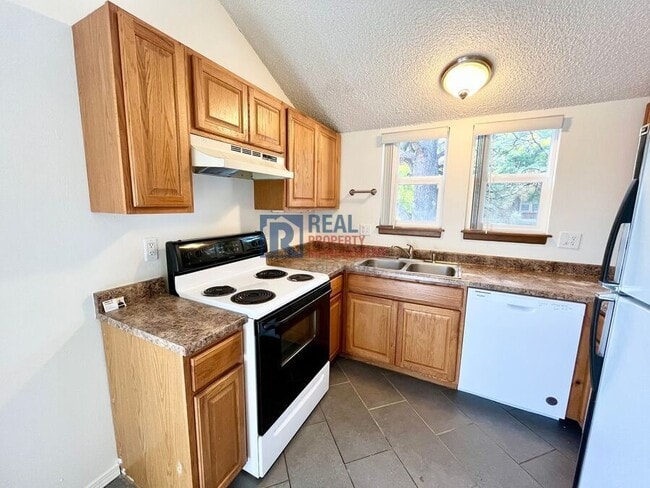 Building Photo - 6825 Overland Dr