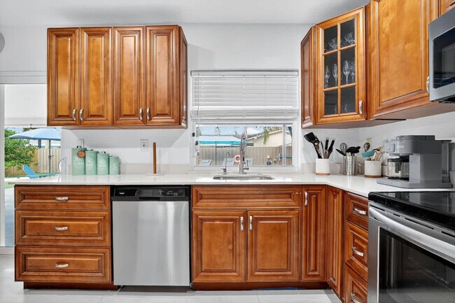 Building Photo - 5760 NE 18th Ave