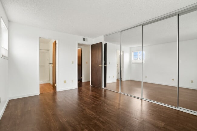 Building Photo - Aurora - 2 Bedroom 2 Bath Condo - Garage, ...
