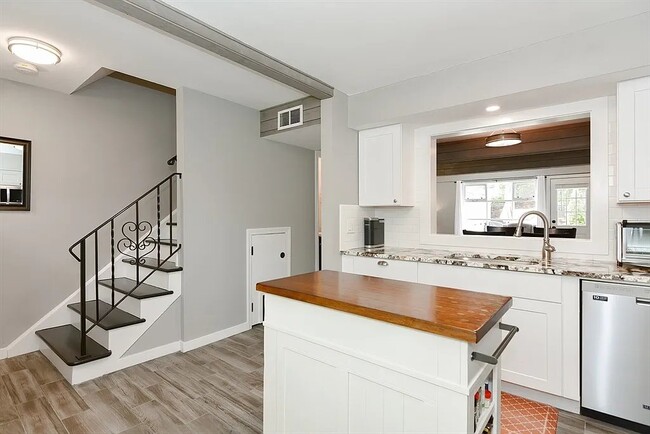 Building Photo - 202 Windsor Dr N