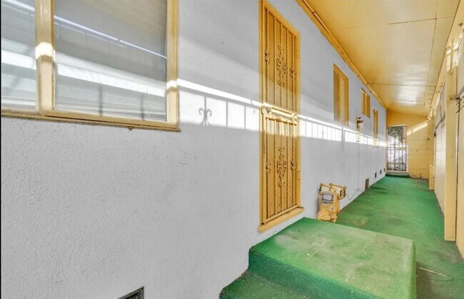 Building Photo - 1105 W 156th St