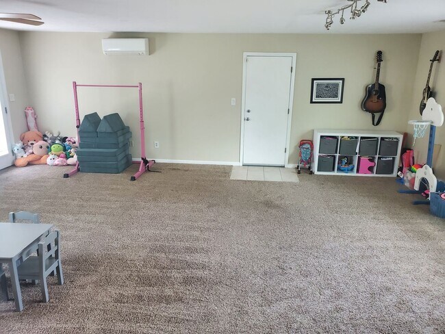 Building Photo - Deep Creek