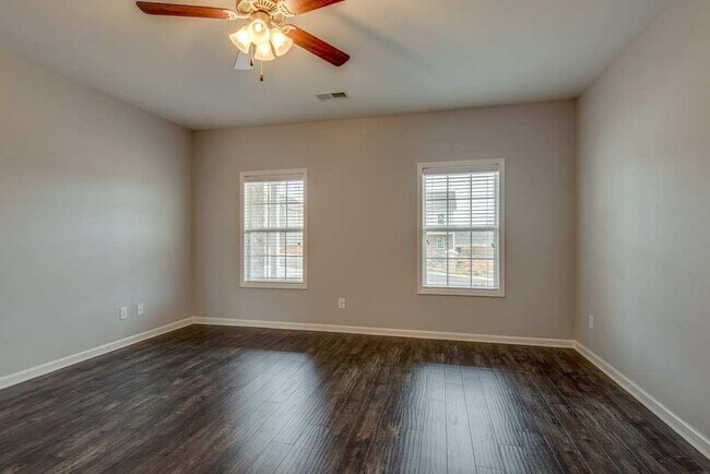 Building Photo - Fairview Station - Beautiful 4 / 2.5 - FENCED!