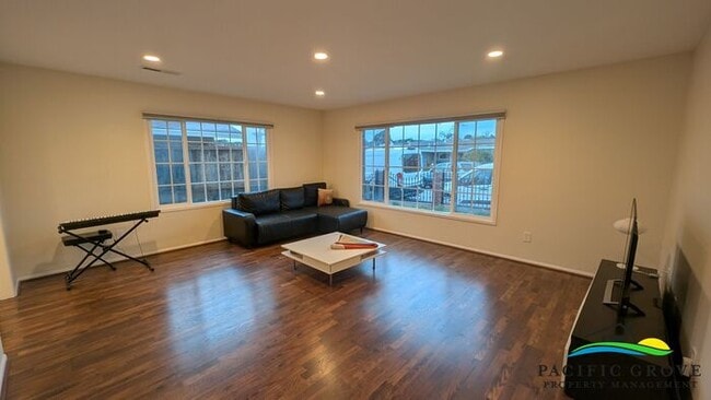 Building Photo - Bright and Roomy 2 Bedroom 2 Bathroom Home