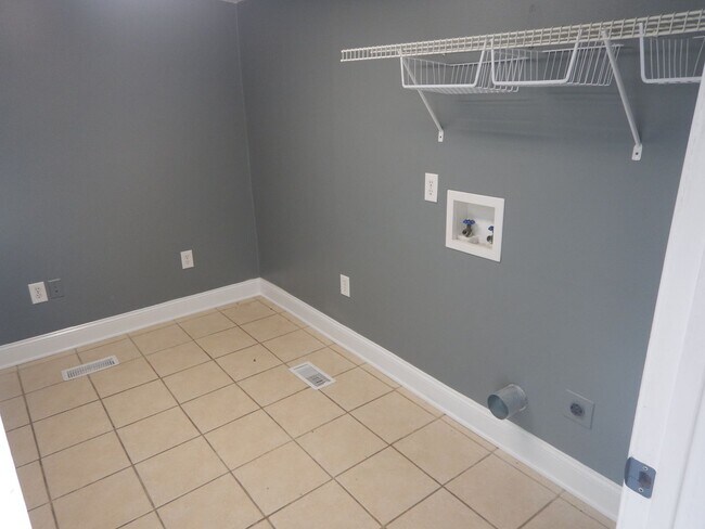 Building Photo - 3 Bedroom 2 Bath house on level lot. Pet Friendly