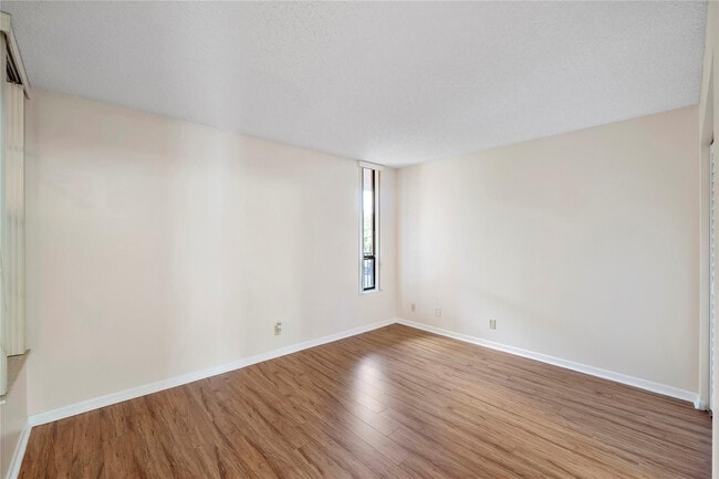 Building Photo - 6519 Coral Lake Dr