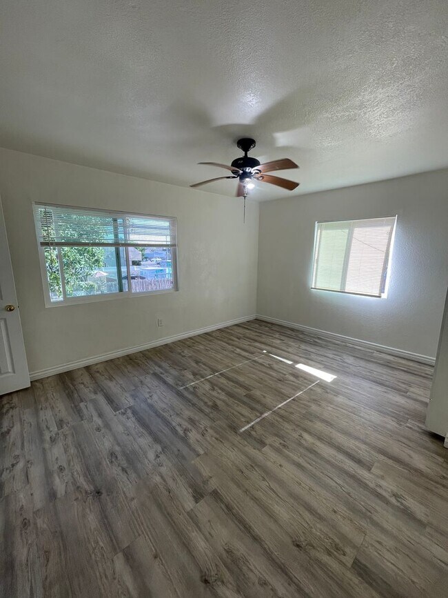Building Photo - Large Upper 1 Bedroom 1 Bath in Long Beach!