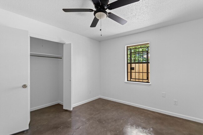 Building Photo - 600 Mimi Ln