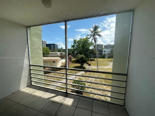 Building Photo - 1638 Embassy Dr