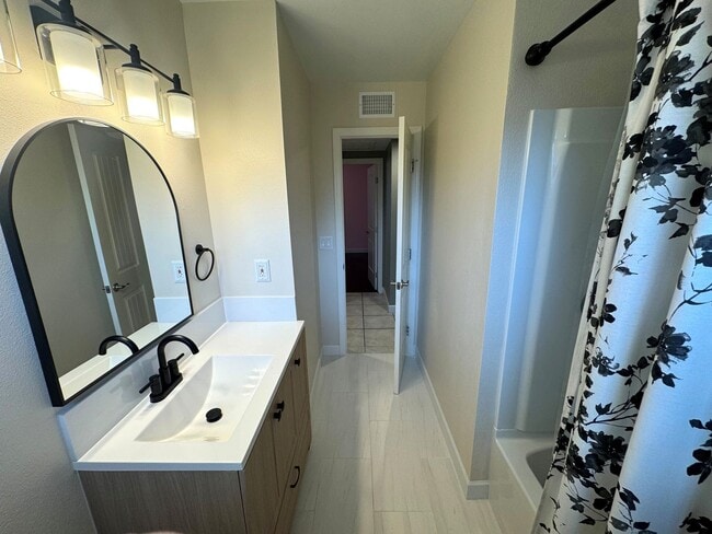 Building Photo - Single-Story East Ventura Home – 3 Bed / 1.75 Bath + Updated Interior