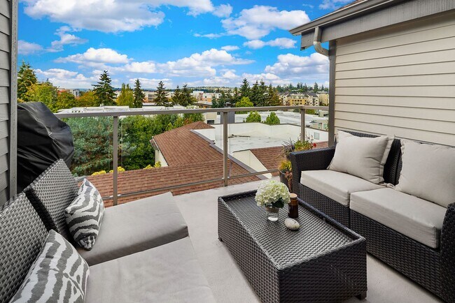 Building Photo - Top Floor Condo with Skyline Views in Merc...