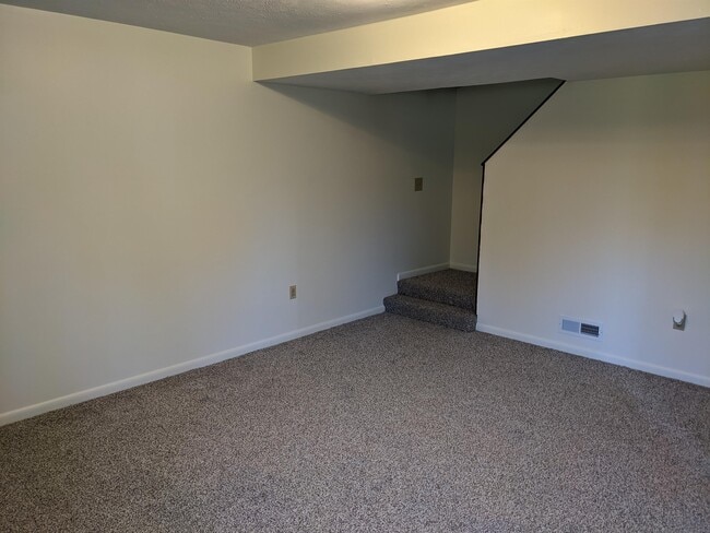 Building Photo - 258 Miller Dr