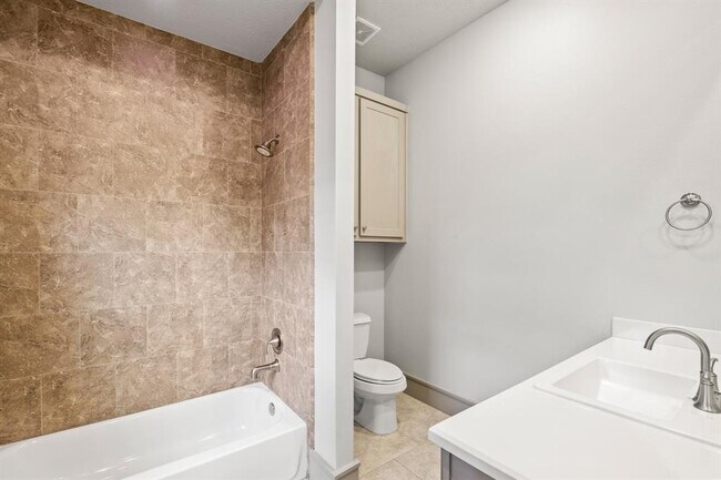 Building Photo - 1405 Lake Pointe Pkwy