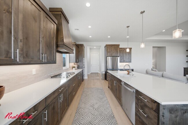 Building Photo - 4 Bedroom Home with Gorgeous Views