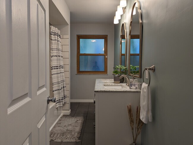 Building Photo - 600 Woodside Rd