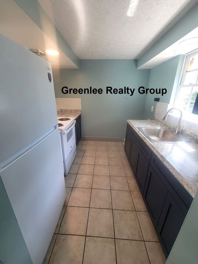 Building Photo - Updated 1 Bed/1 Bath Apt - Water/Sewer/Trash Included in Rent - Private Fenced-in Back Patio - Ti...
