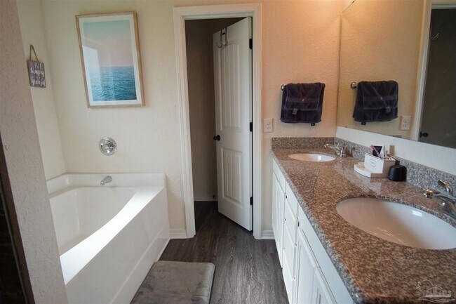 Building Photo - Popular Floor Plan, Almost New Home in Woo...