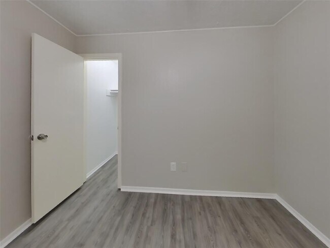 Building Photo - 120 WoodCrest Dr