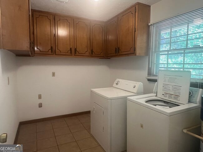 Building Photo - 551 Racetrack Rd