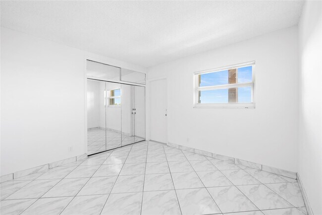 Building Photo - 1069 Hillsboro Mile