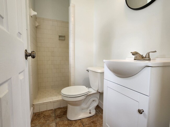 Building Photo - Stunning 4 bedroom, 2 bathroom home locate...