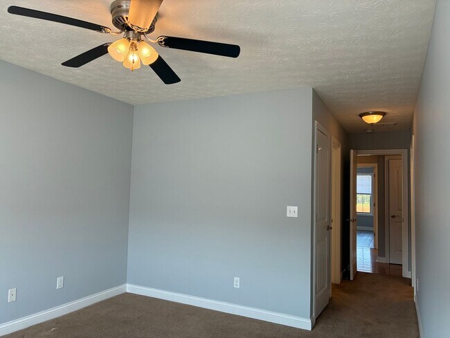 Building Photo - 137 Twin Lakes Dr