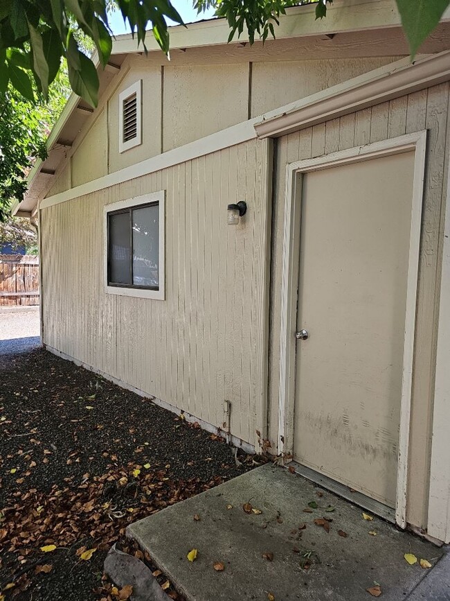 Building Photo - Free rent for November 2025! $1095.00 for ...